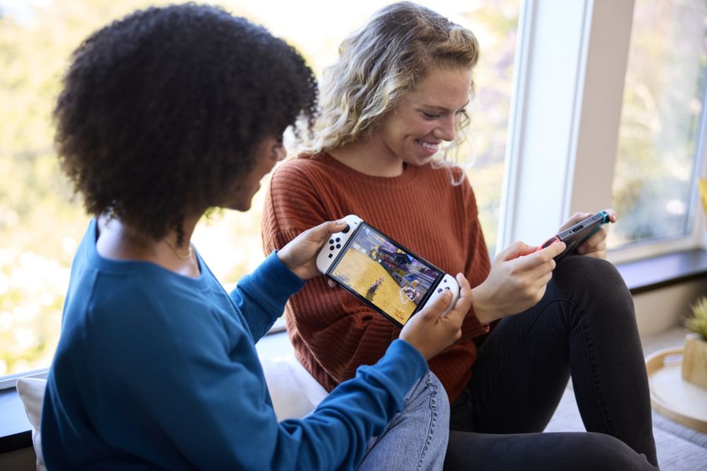 Nintendo Switch (modèle OLED) avec station d’accueil et manettes Joy-Con  blanches