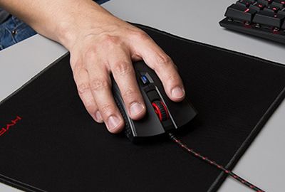 Souris HYPERX Pulsefire + tapis Fury S Pro
