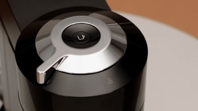 Voir la vidéo pour Cafetière à dosettes KRUPS Vertuo Next Nespresso Noir Mat et 52 cap