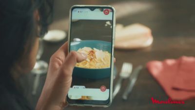 Voir la vidéo pour Cookeo MOULINEX YY5449FB noir connecté 6 L, 9 modes de cuisson + extra crisp, 150 recettes