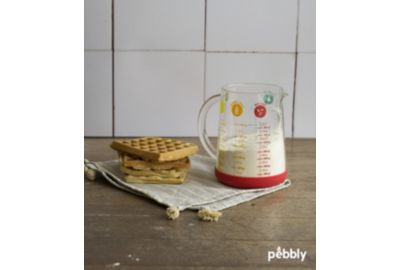 Verre doseur PEBBLY en verre avec base silicone 1L - rouge