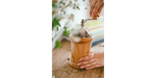 Moulin HARIO manuel en bois naturel 40g