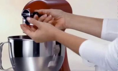 Voir la vidéo pour Robot pâtissier KITCHENAID 5KSM175PSECA Pomme d'Amour, 4,8 L, bol avec poignée + bol 3 L, batteur souple et couvercle