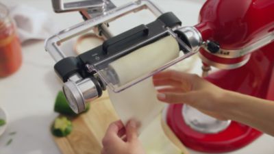 Voir la vidéo pour Coupe lanières fruits/légumes KITCHENAID 5KSMSCA Coupe lanières de légumes