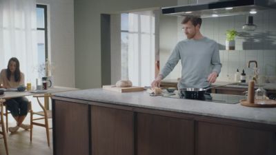 Voir la vidéo pour Hotte décorative murale inclinée ELECTROLUX EFV716K Breeze H2H