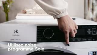 Voir la vidéo pour Electrolux PerfectCare 700 EW7H5142SC