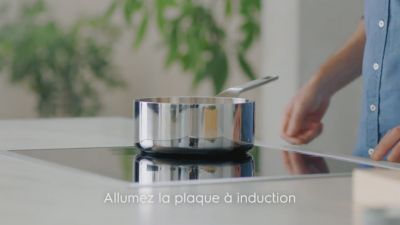 Voir la vidéo pour Plaque induction ELECTROLUX EIS62453 SenseBoil