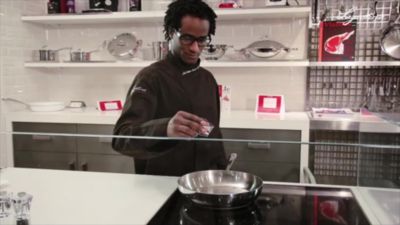 Voir la vidéo pour LAGOSTINA Casserole Esperta triply 18cm