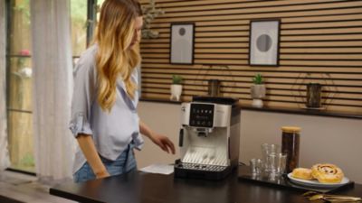 Voir la vidéo pour Expresso Broyeur DELONGHI Magnifica Plus FEB3270.TB
