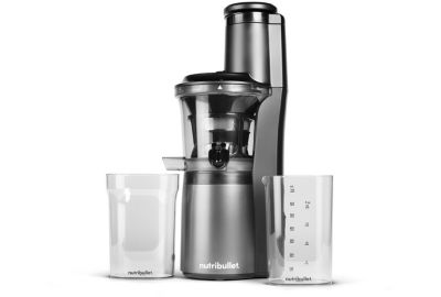 Extracteur de jus NUTRIBULLET NBJ500 en utilisation avec des fruits et un verre de jus.