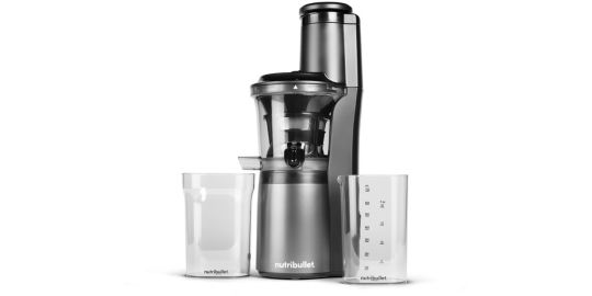 Extracteur de jus NUTRIBULLET NBJ500 en utilisation avec des fruits et un verre de jus.