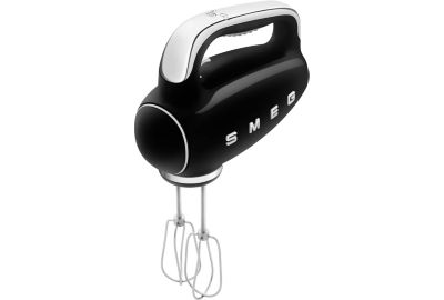 Batteur SMEG HMF01BLEU>Un compagnon particulièrement ergonomique</h3><p>Votre futur batteur SMEG HMF01BLEU brillera par sa facilité d'utilisation. <b>Enrichi d'un afficheur LED rétro-éclairé, son panneau de commande</b> favorisera une lecture facile de la vitesse en cours, tandis que l'éjection de ses fouets se fera en toute simplicité pour rendre le nettoyage rapide et facile : parfait pour gagner du temps à chaque étape de vos recettes.<br><br>Préparez vos plats favoris avec une aisance inégalée grâce à <b>la poignée antidérapante en plastique</b> de votre batteur SMEG HMF01BLEU qui vous garantira une meilleure prise en main et un confort d'utilisation démultiplié, même lors de sessions culinaires prolongées. <b>Inclus, les fouets à fils, les batteurs plats et les crochets pétrisseur</b> optimiseront vos préparations de bout en bout avec autant d'efficacité que de confort.</p></p>
              </div>
            </div>
          

          
        


        
        <section id=