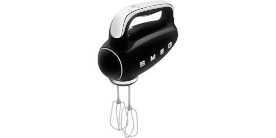 Batteur SMEG HMF01BLEU>Un compagnon particulièrement ergonomique</h3><p>Votre futur batteur SMEG HMF01BLEU brillera par sa facilité d'utilisation. <b>Enrichi d'un afficheur LED rétro-éclairé, son panneau de commande</b> favorisera une lecture facile de la vitesse en cours, tandis que l'éjection de ses fouets se fera en toute simplicité pour rendre le nettoyage rapide et facile : parfait pour gagner du temps à chaque étape de vos recettes.<br><br>Préparez vos plats favoris avec une aisance inégalée grâce à <b>la poignée antidérapante en plastique</b> de votre batteur SMEG HMF01BLEU qui vous garantira une meilleure prise en main et un confort d'utilisation démultiplié, même lors de sessions culinaires prolongées. <b>Inclus, les fouets à fils, les batteurs plats et les crochets pétrisseur</b> optimiseront vos préparations de bout en bout avec autant d'efficacité que de confort.</p></p>
              </div>
            </div>
          

          
        


        
        <section id=