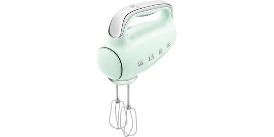 Batteur SMEG HMF01PGEU>Un compagnon particulièrement ergonomique</h3><p>Votre futur batteur SMEG HMF01PGEU brillera par sa facilité d'utilisation. <b>Enrichi d'un afficheur LED rétro-éclairé, son panneau de commande</b> favorisera une lecture facile de la vitesse en cours, tandis que l'éjection de ses fouets se fera en toute simplicité pour rendre le nettoyage rapide et facile : parfait pour gagner du temps à chaque étape de vos recettes.<br><br>Préparez vos plats favoris avec une aisance inégalée grâce à <b>la poignée antidérapante en plastique</b> de votre batteur SMEG HMF01PGEU qui vous garantira une meilleure prise en main et un confort d'utilisation démultiplié, même lors de sessions culinaires prolongées. <b>Inclus, les fouets à fils, les batteurs plats et les crochets pétrisseur</b> optimiseront vos préparations de bout en bout avec autant d'efficacité que de confort.</p></p>
              </div>
            </div>
          

          
        


        
        <section id=