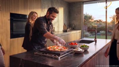 Voir la vidéo pour Four encastrable WHIRLPOOL WOI78FPT1SBAP - PizzaAtelier - AirFry - Pyrolyse - Rails télescopiques