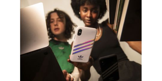 Coque ADIDAS ORIGINALS iPhone 11 Samba rose