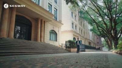 Voir la vidéo pour Trottinette électrique SEGWAY E3 E