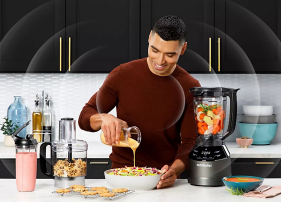 Une femme prépare une boisson healthy au blender.