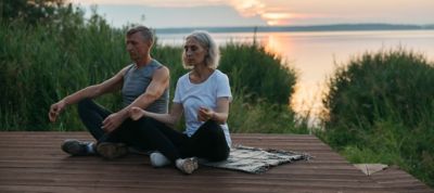 Couple faisant du yoga 