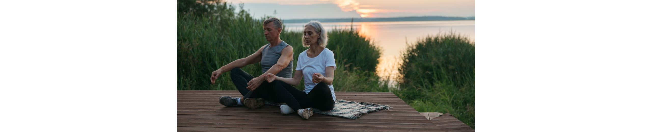 Couple faisant du yoga 