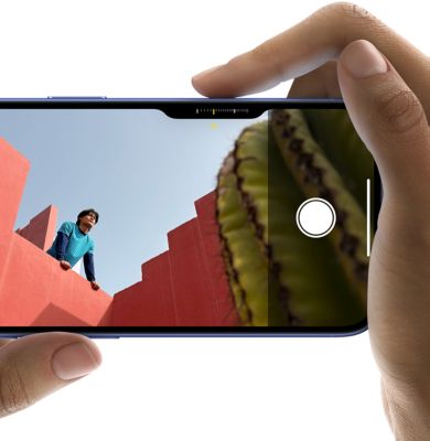 Commande de l’appareil photo sur un iPhone 16, glissement d’un doigt de la main droite pour effectuer des réglages