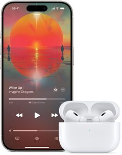 Un iPhone à côté d’AirPods Pro dans leur boîtier de charge, le boîtier est ouvert
