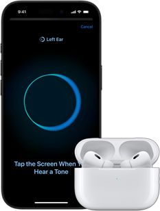 AirPods Pro dans le boîtier de charge à côté d’un iPhone affichant un écran de santé auditive