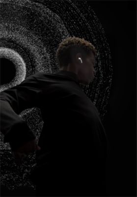 Une personne qui danse avec ses AirPods Pro aux oreilles