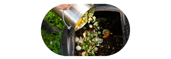 jeter ses déchets dans un composteur de jardin