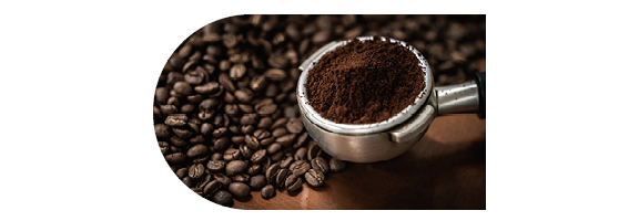café moulu dans percolateur et café en grain