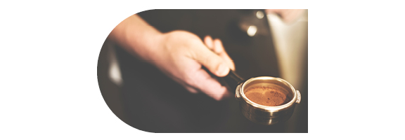 servir un café moulu
