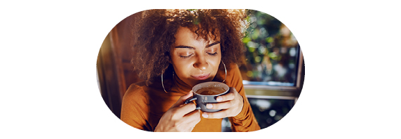 boire un café chaud