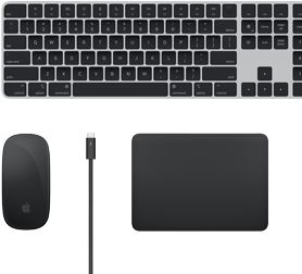 Accessoires Mac vus d’en haut : Magic Keyboard, Magic Mouse, Magic Trackpad et câbles Thunderbolt.