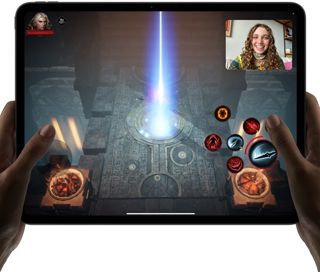 iPad Pro faisant tourner un jeu hautes performances dans SharePlay.