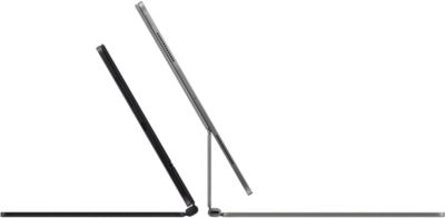 Deux Magic Keyboard dos à dos avec iPad Pro fixés dessus, en finitions noir sidéral et argent.