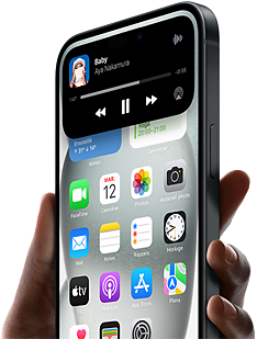 iPhone 15 tenu en main, Dynamic Island montrant des informations de suivi d’un parcours en covoiturage.