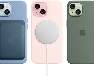 iPhone 15 montrant la Coque en silicone avec MagSafe pour iPhone 15, le Porte-cartes en tissage fin avec MagSafe, le Chargeur MagSafe et la Batterie externe MagSafe