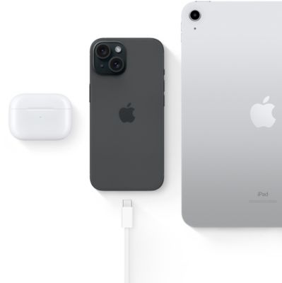 iPhone 15 avec connecteur USB-C montrant qu’il peut aussi être utilisé avec des AirPods Pro et un iPad