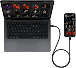 Un iPhone 15 Pro Max connecté à un MacBook Pro 14 pouces via USB-C