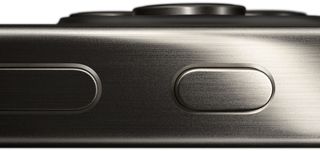 Vue de côté d’un iPhone 15 Pro en titane montrant un bouton de réglage du volume et le bouton Action