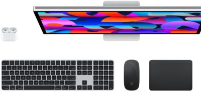 AirPods, Studio Display, Magic Keyboard, Magic Mouse et Magic Trackpad vus d’en haut