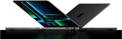 Vue latérale de deux MacBook Pro partiellement ouverts.