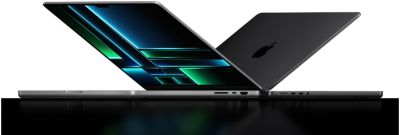 Vue latérale de deux MacBook Pro partiellement ouverts.