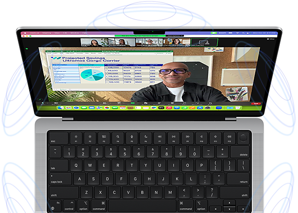 MacBook Pro entouré de cercles concentriques bleus pour suggérer la sensation 3D que procure l’Audio spatial. À l’écran, une personne utilise la fonctionnalité Incrustation de l’intervenant lors d’une visioconférence Zoom pour apparaître devant le contenu qu’elle est en train de présenter.