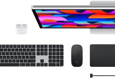 Accessoires Mac vus d’en haut : Studio Display, Magic Keyboard, Magic Mouse, Magic Trackpad, AirPods et câble de charge MagSafe