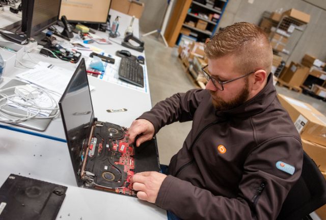 Technicien qui répare un ordinateur