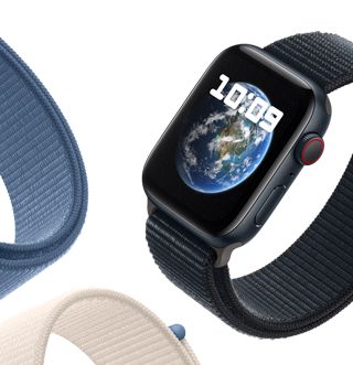 Apple Watch SE avec bracelet Boucle Sport affichant le fond d’écran Astronomie avec la planète Terre.
