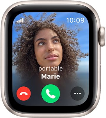 Apple Watch SE affichant un appel entrant avec le nom et la photo de la personne.