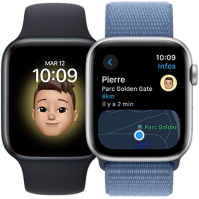 Deux Apple Watch SE. L’une affiche un fond d’écran avec l’emoji d’une personne. L’autre affiche un écran de l’app Plans indiquant la position de cette personne.