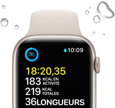 Apple Watch SE montrant l’écran de l’exercice Nage en eau libre. Des gouttes d’eau entourent l’appareil